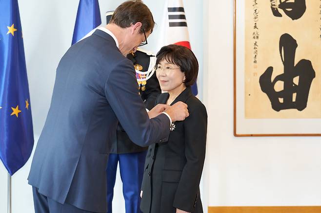 한국이미지커뮤니케이션연구원 CICI 최정화 이사장(한국외대 명예교수)이 15일 프랑스 국가 최고훈장인 레지옹 도뇌르 오피시에(Legion d'Honneur Officier) 훈장을 프랑스 대사관저에서 받았다./CICI 제공