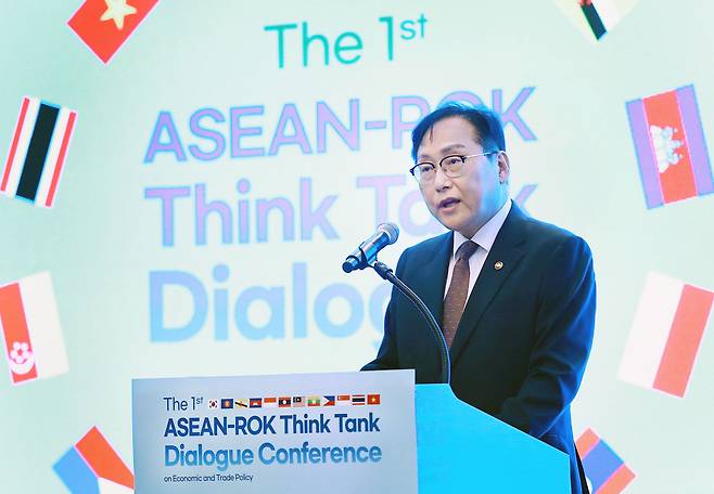 정인교 산업통상자원부 통상교섭본부장이 14일 제주 서귀포시 제주롯데호텔에서 '2025 APEC 통상장관회의' 부대행사로 열린 '제1차 한-아세안 경제·통상 싱크탱크 다이얼로그 컨퍼런스에 참석해 환영사를 하고 있다. /산업통상자원부 제공