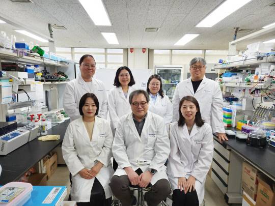 한국한의학연구원 한의약융합연구부 최수산나·김태수 박사 연구팀. (앞줄 오른쪽부터)최수산나·김태수 박사. 한국한의학연구원 제공