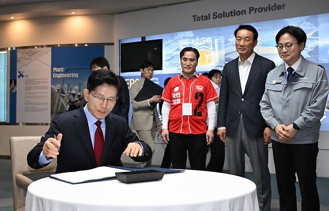 김문수 국민의힘 대선 후보가 14일 오후 경남 창원 두산에너빌리티에 방문해 방명록을 작성하고 있다. 이날 김 후보는 방명록에 '두산에너빌리티 대한민국을 세계로! 미래로!'라고 남겼다. ⓒ데일리안 방규현 기자