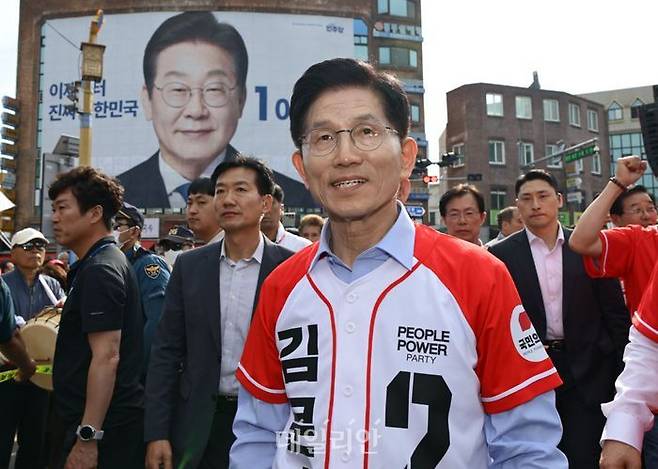 김문수 국민의힘 대선 후보가 14일 오후 경남 밀양시 중앙로에서 유세를 마치고 이동하고 있다. ⓒ데일리안 방규현 기자