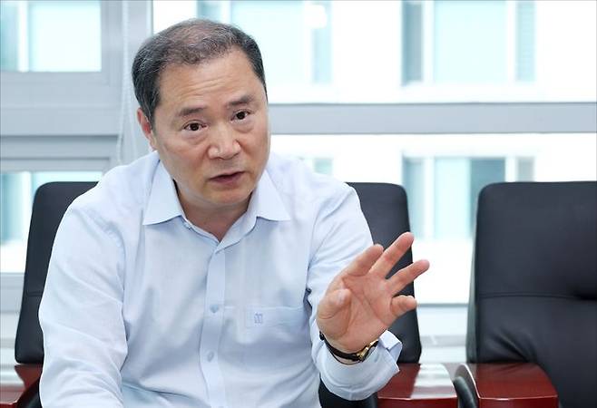 최철호 시청자미디어재단 이사장이 13일 오후 서울 여의도 시청자미디어재단에서 데일리안과 인터뷰를 하고 있다. ⓒ데일리안 홍금표 기자