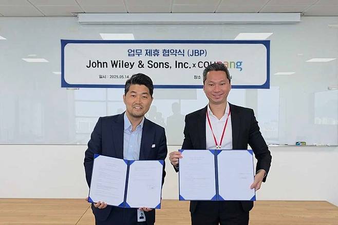 웨인 리 쿠팡 리테일 전무와(왼쪽)와 초멩 탄 와일리 아시아 시니어 디렉터(오른쪽)가 기념 촬영을 하고 있다.ⓒ쿠팡