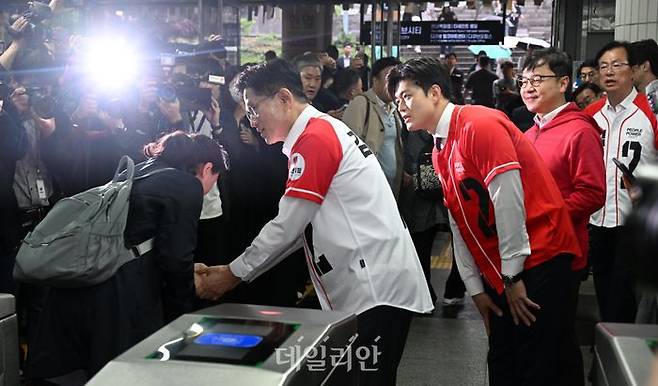 김문수 국민의힘 대선 후보가 15일 오전 서울 구로구 신도림역에서 출근길 시민들과 인사를 나누고 있다. ⓒ데일리안 방규현 기자