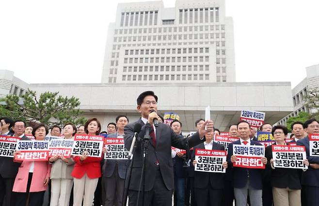 김문수 국민의힘 대선 후보가 15일 서울 서초구 대법원 앞에서 열린 사법부수호 및 민주당 규탄대회에서 발언을 하고 있다. ⓒ뉴시스