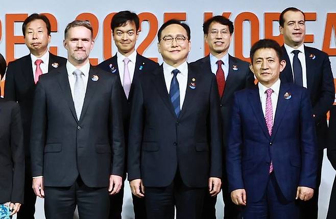 정인교 산업통상자원부 통상교섭본부장이 15일 제주 서귀포시 제주국제컨벤션센터(ICC)에서 열린 2025 APEC 통상장관회의 개회식에서 참석자들과 기념촬영을 하고 있다. 앞줄 왼쪽부터 제이미슨 그리어 미국 무역대표부(USTR) 대표, 정인교 통상교섭본부장, 리 청강 중국.ⓒ산업통상자원부