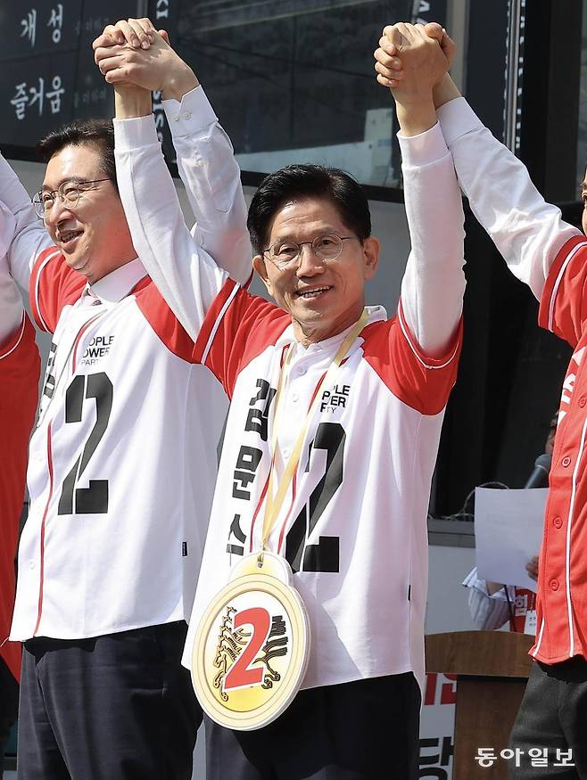 국민의힘 김문수 대선 후보가 14일 오전 경남 진주시 진주광미사거리에서 기호 2번이 적힌 마패 모양의 목걸이를 목에 걸고 집중유세를 하고 있다. 유세 사회자는 “진주에 더불어민주당 이재명 후보를 잡으려고 암행어사가 출두했다. 정정당당한 어사 김문수가 왔다”고 소개했다. 진주=장승윤 기자 tomato99@donga.com
