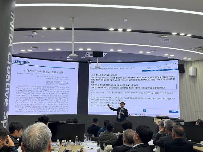 올해 4월 인천 미추홀구 용현동 인하대에서 열린 글로벌 비즈니스 리더 아카데미 과정에서 조명우 총장이 강의를 진행하고 있다. 인하대 제공
