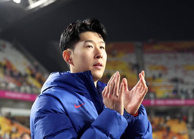 25일 경기 수원시 수원월드컵경기장에서 열린 2026 국제축구연맹(FIFA) 북중미 월드컵 아시아 지역 3차 예선 B조 8차전 대한민국과 요르단의 경기, 1-1 무승부로 경기를 마친 대한민국 손흥민이 팬들에게 인사하고 있다. 2025.03.25. [수원=뉴시스]