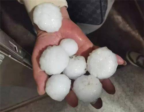 중국 베이징에 떨어진 '달걀 크기'의 우박 사진. [웨이보 캡처]