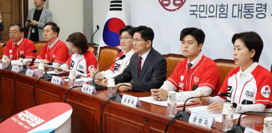 김문수(오른쪽 세번째) 국민의힘 대선 후보가 15일 국회에서 열린 중앙선거대책위원회 회의 및 임명장 수여식을 마친 뒤 발언하고 있다. [연합뉴스]