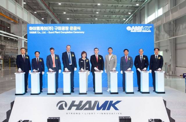 구본규(왼쪽에서 6번째) LS전선 대표와 롭 반 길스(왼쪽에서 4번째) HAI CEO, 양금희(왼쪽에서 5번째) 경상북도 경제부지사 등 주요 관계자들이 15일 구미 국가 산업단지에서 진행된 LS머트리얼즈 모빌리티용 알루미늄 부품 공장 준공식에서 기념촬영을 하고 있다. LS전선 제공.