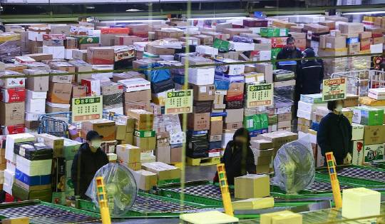 2025년 설 연휴를 앞두고 택배 물류센터에서 일하고 있는 노동자들의 모습. 연합뉴스