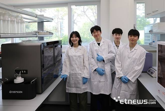 안송이 KAIST 교수(맨 왼쪽)과 연구진이 기념촬영했다.