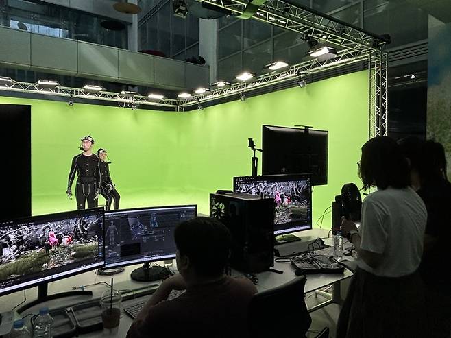 서경대 아트앤테크놀로지학과 교수 및 학생들이 실습을 하고 있다.(사진=서경대 아트앤테크놀로지학과)