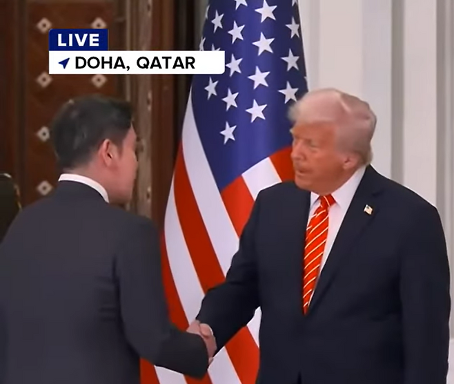 정용진 신세계그룹 회장이 도널드 트럼프 미국 대통령과 악수하고 있다. 〈사진=ABC 뉴스 유튜브 라이브 갈무리〉