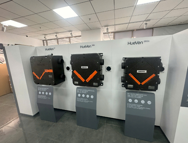 코비홈 쇼룸에 힘펠 시스템 환기가전 휴벤 라인업(왼쪽부터 휴벤EF, 휴벤EBN, 휴벤EBSN) 전시 모습.