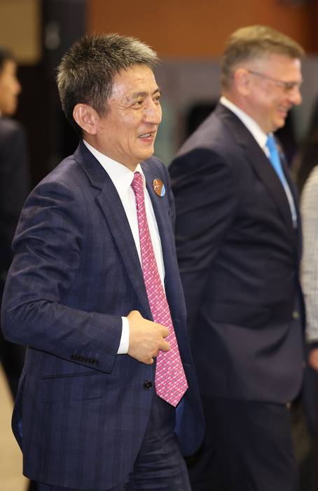 15일 오후 서귀포시 제주국제컨벤션센터에서 열린 APEC 2025 통상장관회의 개회식 직전 리청강 중국 상무부 국제무역담판대표 겸 부부장이 입장하고 있다.  사진: 연합뉴스