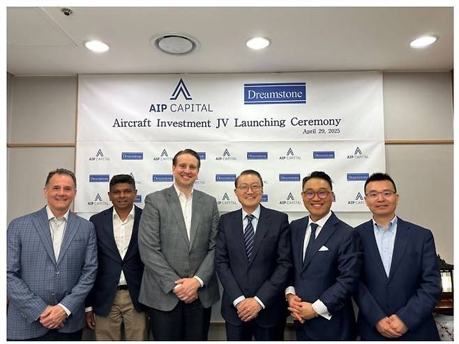 드림스톤파트너스 케네스 강 대표(왼쪽 다섯번째)와 양승우 회장(왼쪽 네번째)이 AIP캐피탈 제러드 에일스톡 공동대표(왼쪽 세번째)와 함께 파트너십 미팅 후 기념사진을 찍고 있다. (사진제공=드림스톤파트너스)
