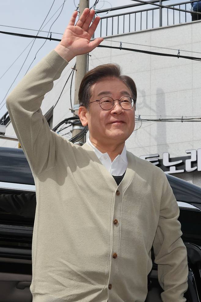 이재명 더불어민주당 대통령 후보가 6일 오전 골목골목 경청투어를 위해 충북 증평군 장뜰시장을 찾아 인사하고 있다. 2025.5.6/뉴스1 ⓒ News1 안은나 기자 /사진=뉴스1