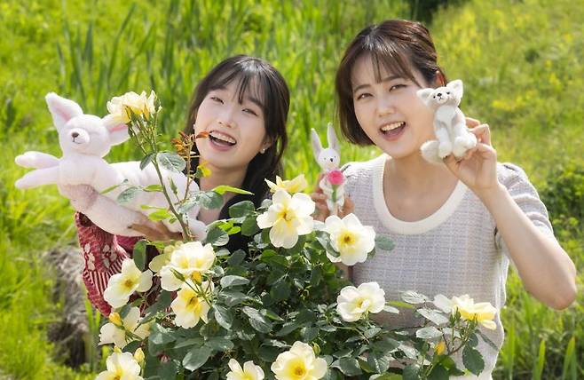 에버랜드가 개발한 에버로즈 앞에서 사막여우 굿즈를 들고 있는 관람객들. 에버랜드 제공