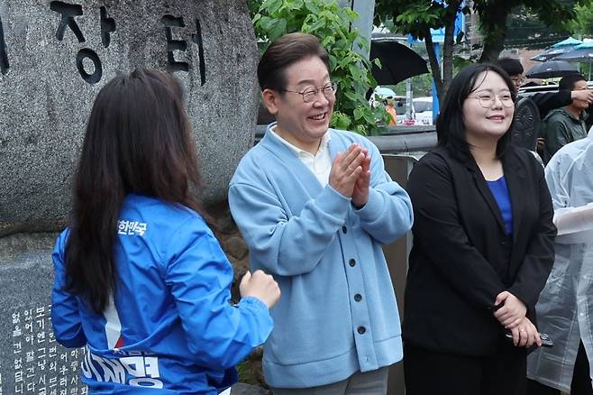 이재명 더불어민주당 대선 후보가 15일 경남 하동군 화개장터 입구에서 유튜브 'K-이니셔TV 케미폭발 동서화합 화개장터 라이브'를 하고 있다. 사진=뉴시스