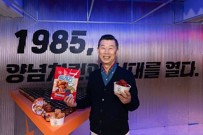 김홍국 하림그룹 회장이 15일 서울 성수동에서 열린 '장하다 하림 맥시칸' 팝업스토어에서 신제품들을 선보이고 있다. 하림 제공