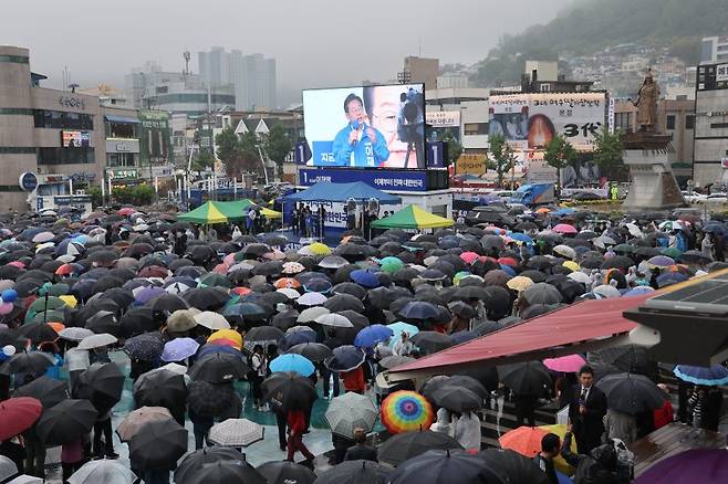 더불어민주당 이재명 대선 후보가 15일 전남 여수시 이순신 광장에서 열린 집중 유세에서 연설하고 있다. 사진=연합뉴스