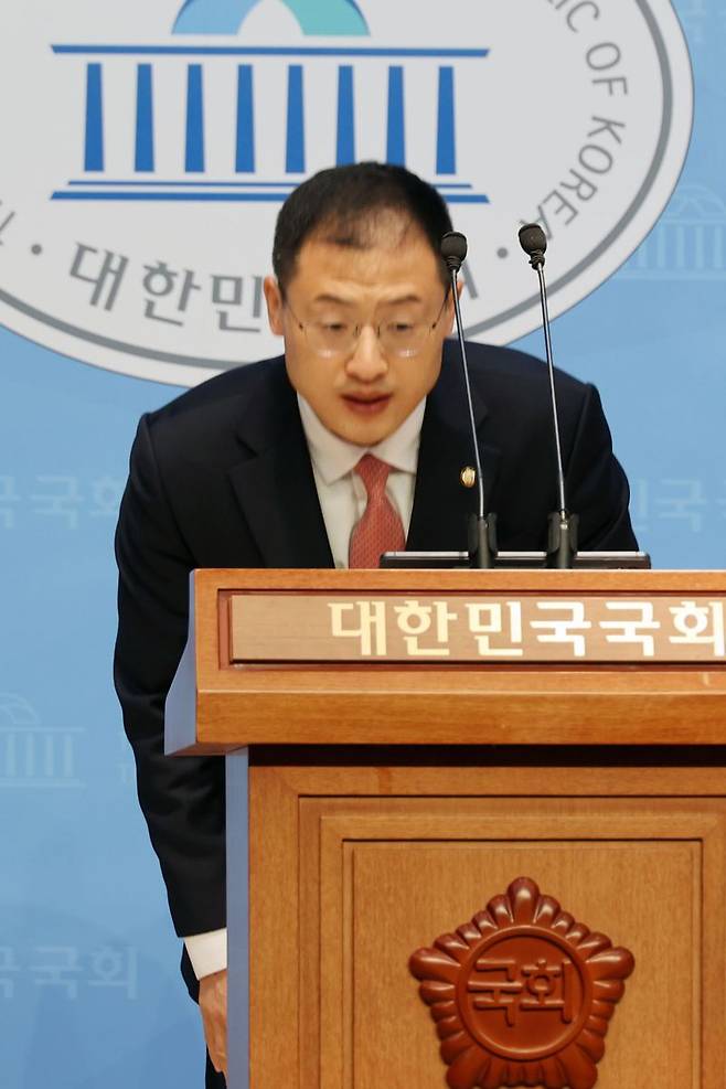 국민의힘을 탈당한 김상욱 무소속 의원이 15일 국회 소통관에서 '현안 관련 기자회견'을 열어 이번 대선에서 이재명 더불어민주당 후보 지지를 선언하고있다. 사진=서동일 기자