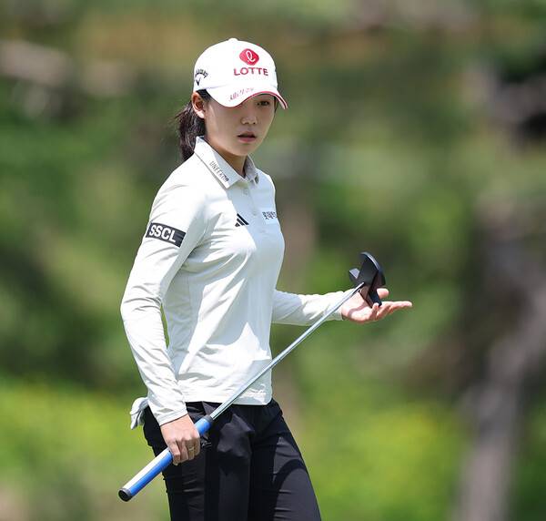2025년 한국여자프로골프(KLPGA) 투어 제17회 두산 매치플레이 대회에 출전한 황유민 프로가 첫날 조별리그 1라운드에서 경기하는 모습이다. 사진제공=KLPGA