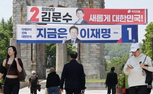 두 명만 모이면 정치가 시작된다는 말처럼 정치는 문명과 함께 시작되었다. 제21대 대통령선거에 나선 후보들의 현수막. 신소영 기자 viator@hani.co.kr