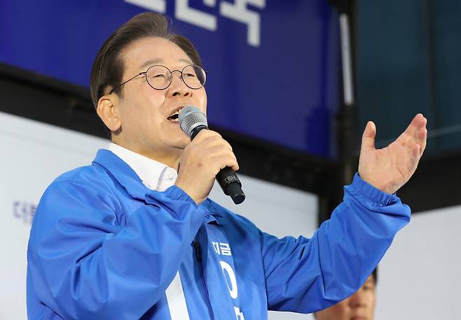 이재명 더불어민주당 대통령 후보가 14일 경남 거제시 엠파크차없는거리에서 열린 집중유세에 참석, 지지를 호소하며 연설하고 있다. 공동취재사진