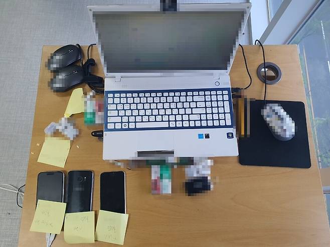 투자리딩 사기단으로부터 압수된 물품. 제주경찰청 제공