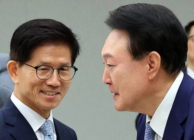 윤석열 당시 대통령이 지난해 8월 30일 김문수 고용노동부 장관에게 임명장을 수여하는 모습. 대통령실통신사진기자단