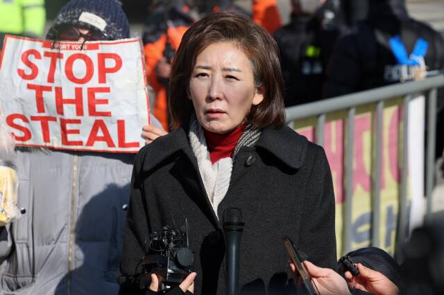 지난 2월4일 윤석열 대통령을 면회하기 위해 경기 의왕시 서울구치소를 찾은 나경원 의원이 브리핑하고 있다. 김영원 기자 forever@hani.co.kr