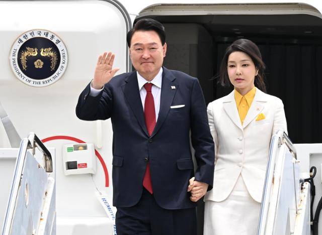 윤석열 전 대통령과 김건희(오른쪽) 여사가 지난 2023년 7월 북대서양조약기구(NATO·나토) 75주년 정상회의 참석에 앞서 미국 하와이 히캄 공군기지에 도착해 전용기에서 내리고 있다. 호놀룰루=왕태석 선임기자