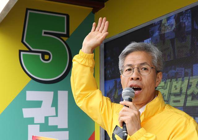 권영국 민주노동당 대선 후보가 13일 서울 성북구 성신여대입구역 인근에서 선거 유세차에 올라 지지를 호소하고 있다. 연합뉴스