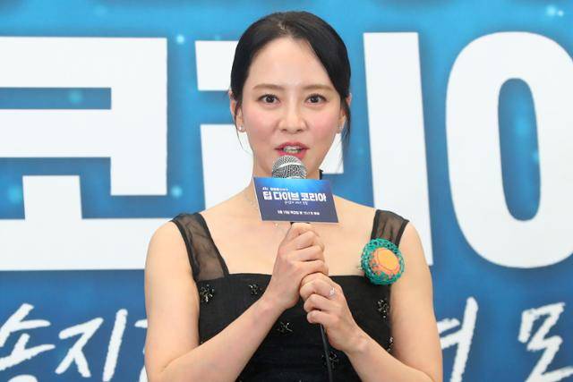 =배우 송지효가 15일 오후 서울 마포구 스탠포드호텔에서 열린 JTBCXBBC '딥다이브 코리아' 송지효의 해녀 모험 제작발표회에서 인사말을 하고 있다. 뉴시스