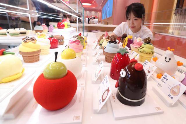 15일 서울 강남구 배스킨라빈스 청담점에 매장 특화 디저트들을 진열한 '디저트 테라스'가 마련돼 있다. 연합뉴스