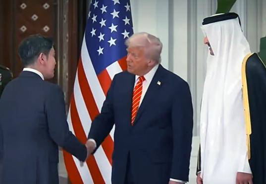 정용진 신세계그룹 회장이 14일 카타르 국왕 주재로 열린 국빈 만찬에서 도널드 트럼프 미국 대통령과 인사를 하고 있다. 영국 매체 스카이뉴스 캡처 배너 광고 영역