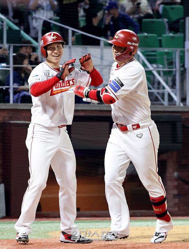 2025 KB0리그 프로야구 SSG랜더스와 NC다이노스의 경기가 13일 오후 인천SSG랜더스필드에서 열렸다. 6회말 2사 1루 최정이 KBO최초 통산 500호 홈런을 치고 홈인해 선행주자 박성한의 축하를 받고 있다. 인천=김민규 기자 mgkim1@edaily.co.kr /2025.05.13/