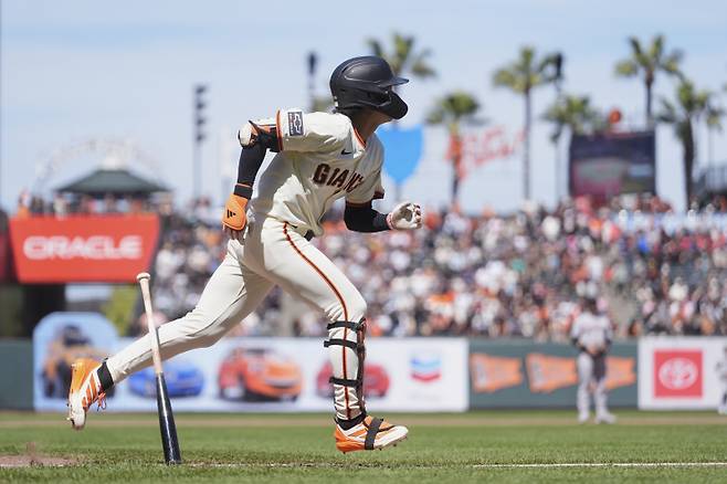 <yonhap photo-3495=""> San Francisco Giants' Jung Hoo Lee watches his two-run home run against the Arizona Diamondbacks during the seventh inning of a baseball game in San Francisco, Wednesday, May 14, 2025. (AP Photo/Jeff Chiu)/2025-05-15 07:13:35/ <저작권자 ⓒ 1980-2025 ㈜연합뉴스. 무단 전재 재배포 금지, AI 학습 및 활용 금지></yonhap>