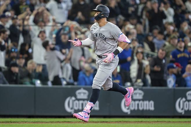 <yonhap photo-3629="">뉴욕 양키스 간판타자 애런 저지가 15일 시애틀전에서 시즌 15호 홈런을 때려냈다. 저지는 득점과 도루를 제외한 타격 전 부문 1위를 지켰다. (AP Photo/Stephen Brashear)/2025-05-15 07:52:11/ <저작권자 ⓒ 1980-2025 ㈜연합뉴스. 무단 전재 재배포 금지, AI 학습 및 활용 금지></yonhap>