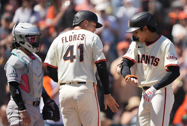 <yonhap photo-3727=""> SAN FRANCISCO, CALIFORNIA - MAY 14: Jung Hoo Lee #51 and Wilmer Flores #41 of the San Francisco Giants celebrate after Lee hit a two-run home run against the Arizona Diamondbacks in the bottom of the seventh inning at Oracle Park on May 14, 2025 in San Francisco, California. Thearon W. Henderson/Getty Images/AFP (Photo by Thearon W. Henderson / GETTY IMAGES NORTH AMERICA / Getty Images via AFP)/2025-05-15 08:19:17/ <저작권자 ⓒ 1980-2025 ㈜연합뉴스. 무단 전재 재배포 금지, AI 학습 및 활용 금지></yonhap>