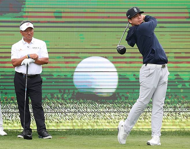 SK텔레콤 오픈 자선 이벤트 채리티오픈에서 장유빈의 샷을 지켜보는 최경주.&nbsp; &nbsp; 사진=KPGA 제공&nbsp;