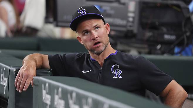 <yonhap photo-5036="">15일(한국시간) 텍사스 원정을 패한 콜로라도 워렌 셰퍼 임시 감독. [AP=연합뉴스]</yonhap>