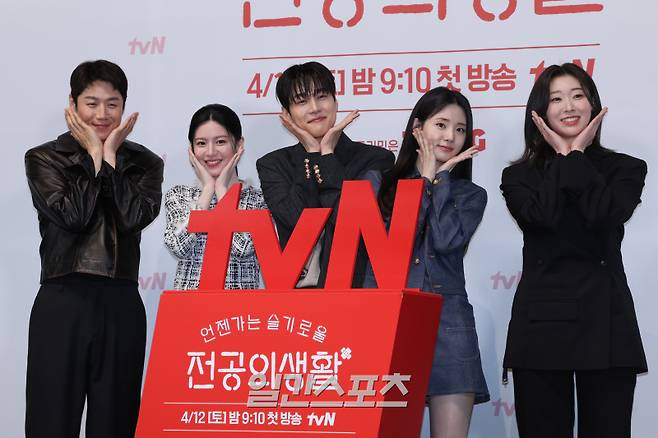 배우 정준원, 고윤정, 강유석, 신시아, 한예지가 10일 오전 서울 구로구 라마다호텔에서 열린 tvN 토일드라마 '언젠가는 슬기로울 전공의생활' 제작발표회에 참석해 포즈를 취하고 있다. '언젠가는 슬기로울 전공의생활'은 '언젠가는 슬기로울' 의사생활을 꿈꾸는 레지던트들이 입덕부정기를 거쳐 성장해 나가는 과정을 담은 '슬기로운 의사생활' 스핀오프 드라마. 12일 밤 9시 10분 첫 방송. 서병수 기자 qudtn@edaily.co.kr /2025.04.10/