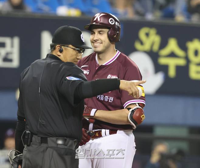 15일 오후 잠실야구장에서 열린 2025 프로야구 키움과 LG 경기. 키움 카디네스가 7회 LG 선발 임찬규의 몸에 맞는 볼에도 미소 짓고 있다. 잠실=정시종 기자 capa@edaily.co.kr /2025.05.15.