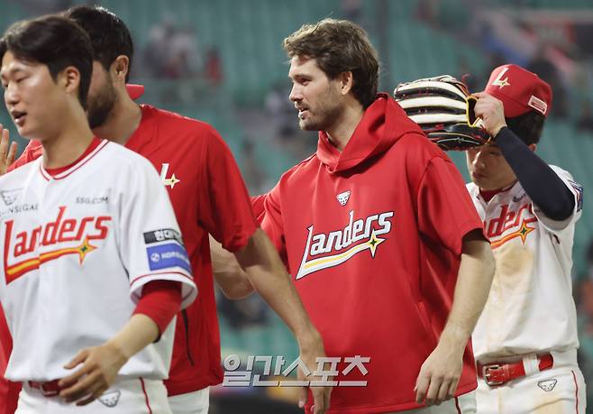 2025 KB0리그 프로야구 SSG랜더스와 NC다이노스의 경기가 15일 오후 인천SSG랜더스필드에서 열렸다. 4대 0 승리를 거두며 위닝시리즈를 달성한 SSG 앤더슨 등 선수들이 경기 후 자축하고 있다. 인천=김민규 기자 mgkim1@edaily.co.kr /2025.05.15/