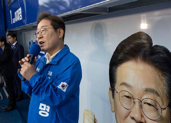 더불어민주당 이재명 대선후보가 15일 전남 광양시 전남드래곤즈축구장 북문 앞에서 열린 유세에서 지지를 호소하는 연설을 하고 있다. 2025.5.15 [사진=연합뉴스]